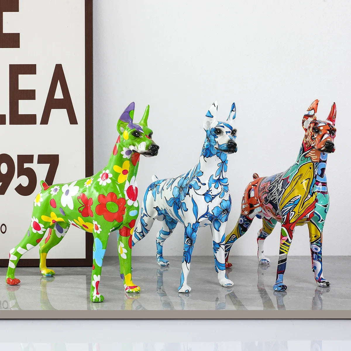 Simple Creative Pet Handle Graffiti Color Doberman Dog Statue Decorations Home Entrance Wine Cabinet Office Decor Resin Crafts