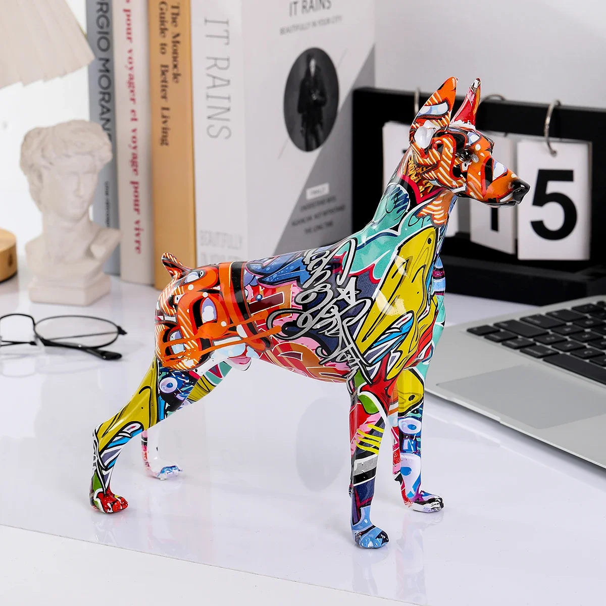 Simple Creative Pet Handle Graffiti Color Doberman Dog Statue Decorations Home Entrance Wine Cabinet Office Decor Resin Crafts